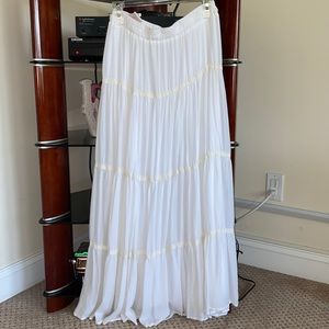 Maxi white ruffle skirt only worn once